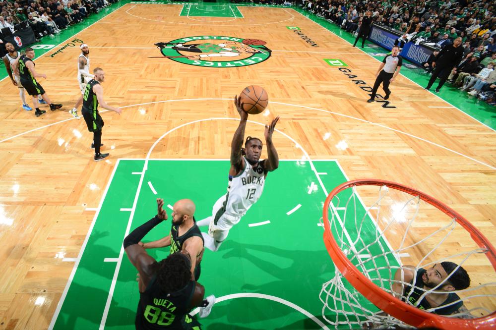 用脚射门的 用脚射门的